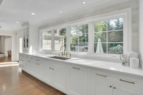 $1,799,000 | 5 Butternut Court, Dix Hills, NY 11746