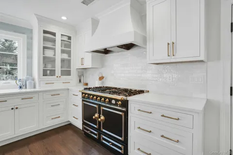 $1,799,000 | 5 Butternut Court, Dix Hills, NY 11746