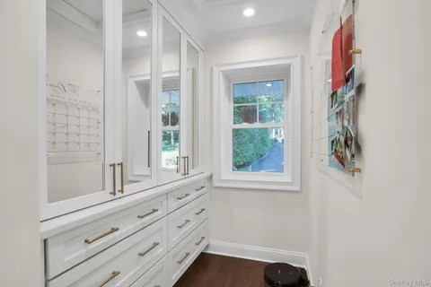 $1,799,000 | 5 Butternut Court, Dix Hills, NY 11746