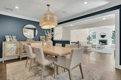 $1,799,000 | 5 Butternut Court, Dix Hills, NY 11746