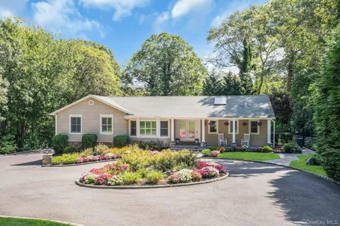 $1,799,000 | 5 Butternut Court, Dix Hills, NY 11746