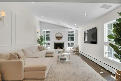 $1,799,000 | 5 Butternut Court, Dix Hills, NY 11746