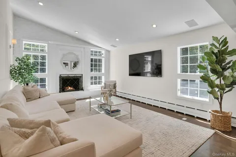 $1,799,000 | 5 Butternut Court, Dix Hills, NY 11746