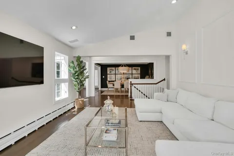 $1,799,000 | 5 Butternut Court, Dix Hills, NY 11746