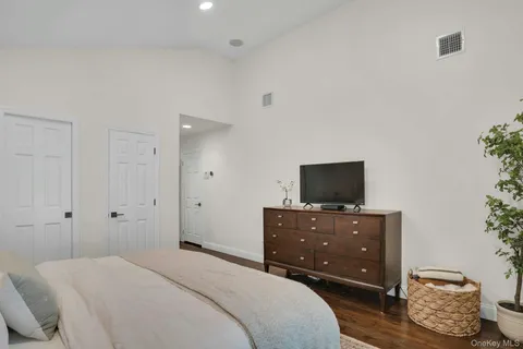 $1,799,000 | 5 Butternut Court, Dix Hills, NY 11746