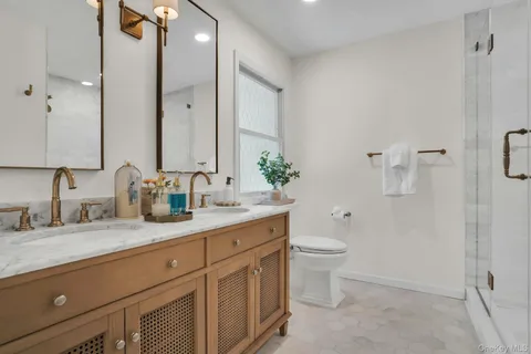 $1,799,000 | 5 Butternut Court, Dix Hills, NY 11746