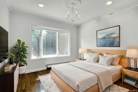 $1,799,000 | 5 Butternut Court, Dix Hills, NY 11746