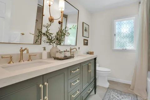 $1,799,000 | 5 Butternut Court, Dix Hills, NY 11746