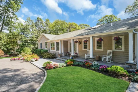 $1,799,000 | 5 Butternut Court, Dix Hills, NY 11746