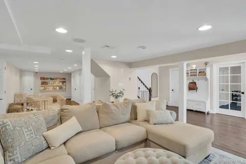 $1,799,000 | 5 Butternut Court, Dix Hills, NY 11746