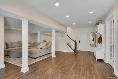 $1,799,000 | 5 Butternut Court, Dix Hills, NY 11746