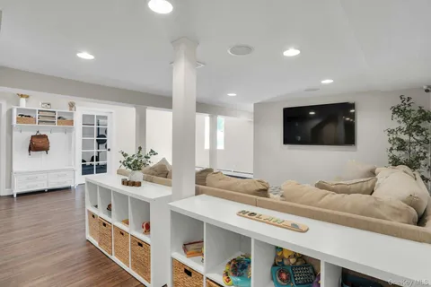 $1,799,000 | 5 Butternut Court, Dix Hills, NY 11746