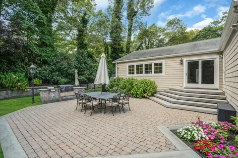 $1,799,000 | 5 Butternut Court, Dix Hills, NY 11746