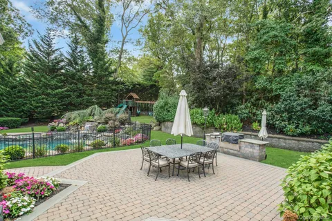 $1,799,000 | 5 Butternut Court, Dix Hills, NY 11746