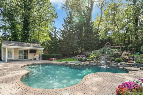 $1,799,000 | 5 Butternut Court, Dix Hills, NY 11746