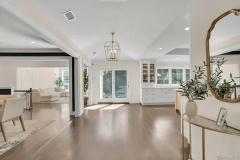 $1,799,000 | 5 Butternut Court, Dix Hills, NY 11746