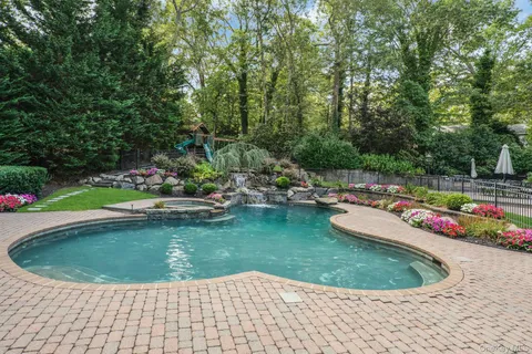 $1,799,000 | 5 Butternut Court, Dix Hills, NY 11746