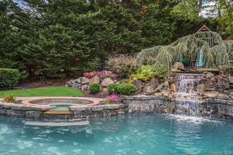 $1,799,000 | 5 Butternut Court, Dix Hills, NY 11746