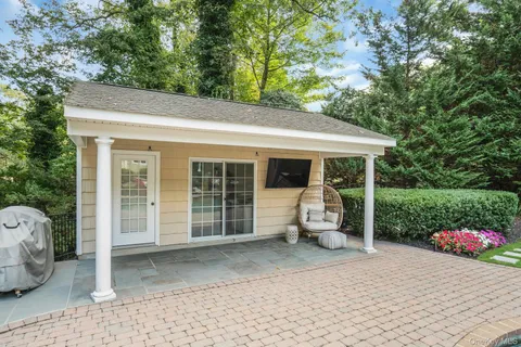 $1,799,000 | 5 Butternut Court, Dix Hills, NY 11746