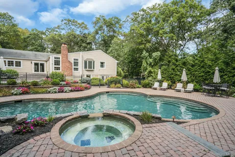 $1,799,000 | 5 Butternut Court, Dix Hills, NY 11746