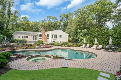 $1,799,000 | 5 Butternut Court, Dix Hills, NY 11746