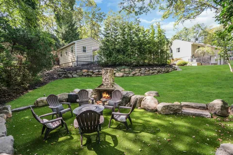 $1,799,000 | 5 Butternut Court, Dix Hills, NY 11746