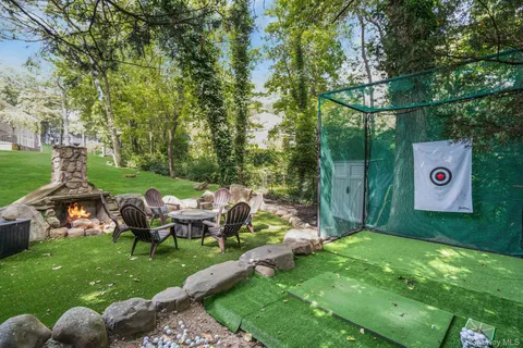 $1,799,000 | 5 Butternut Court, Dix Hills, NY 11746