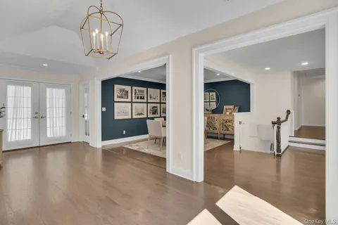 $1,799,000 | 5 Butternut Court, Dix Hills, NY 11746