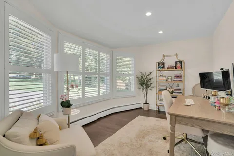 $1,799,000 | 5 Butternut Court, Dix Hills, NY 11746