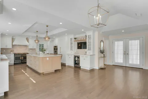 $1,799,000 | 5 Butternut Court, Dix Hills, NY 11746