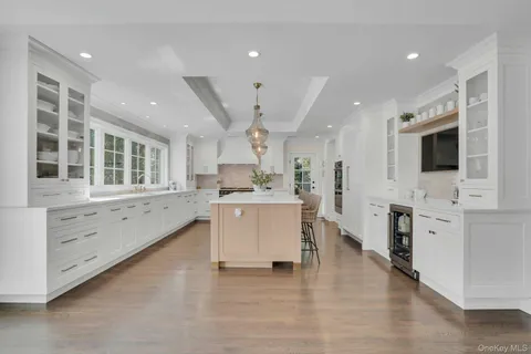 $1,799,000 | 5 Butternut Court, Dix Hills, NY 11746