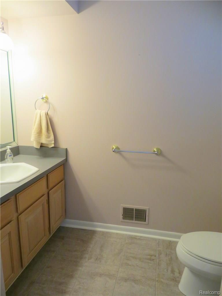 5290 Fenton Road Fenton, MI 48430 - Photo 42 of 44 Bath.jpg
