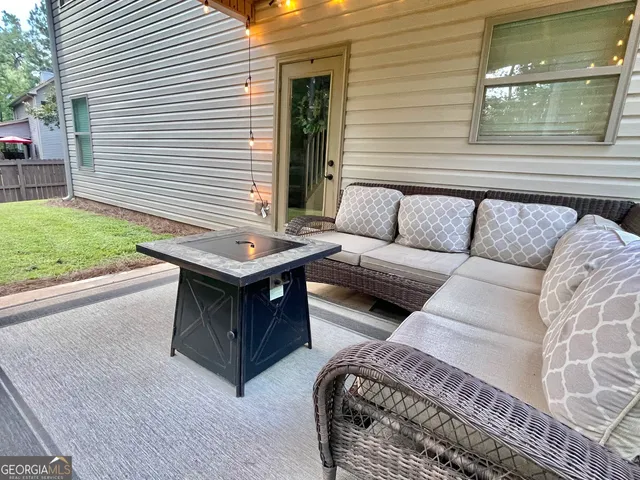 a view of a house with backyard and garden
