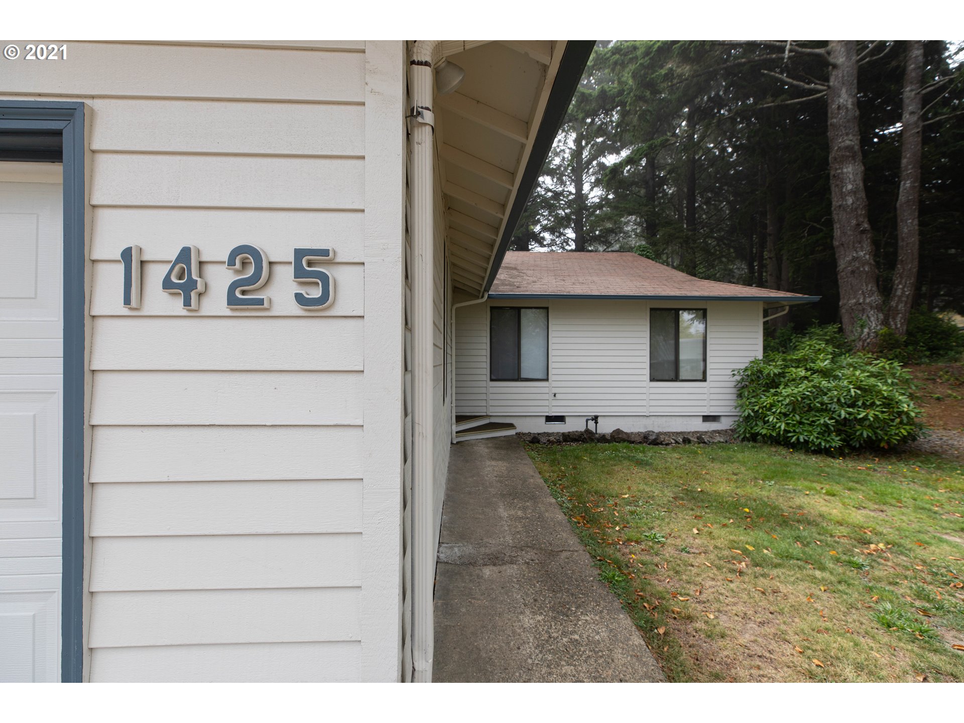 1425 Compass Circle Coos Bay, OR 97420 - Photo 3 of 24 Gallery Image 3