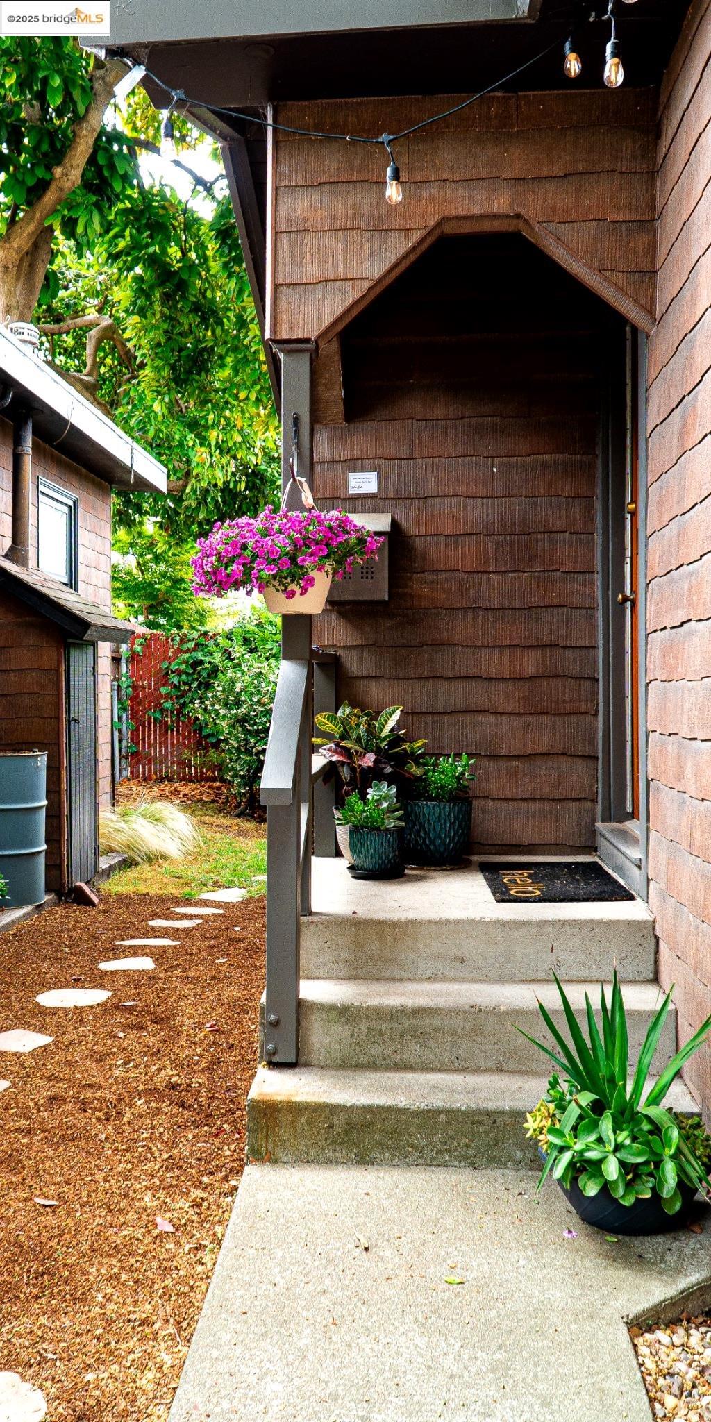 a view of a entrance of the house