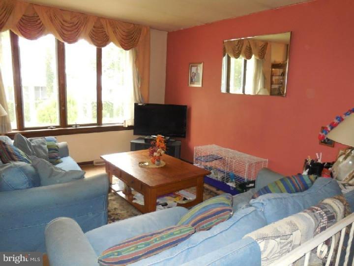 775 Lancing Road Woodbury, NJ 08096 - Photo 4 of 16 Living Room