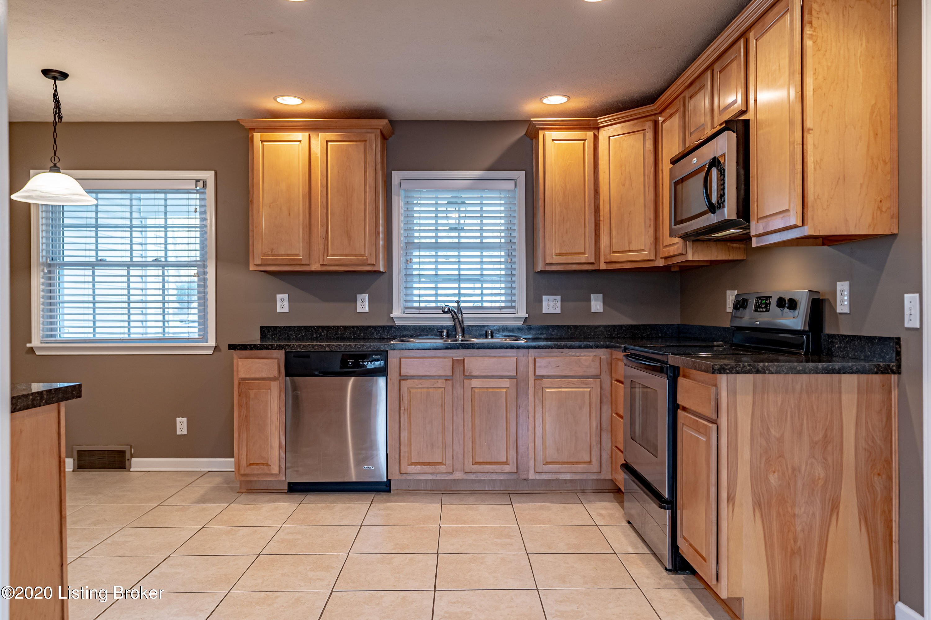 3214 Maple Road Louisville, KY 40299 - Photo 9 of 26 DSC07268