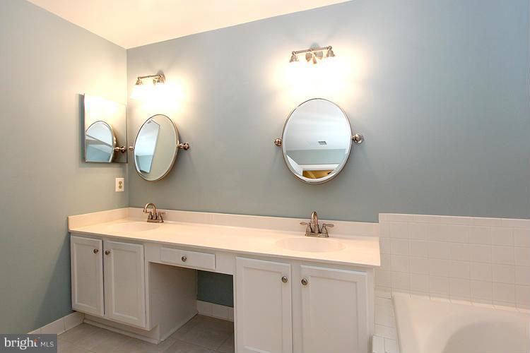 415 Ridgepoint Place, Unit 24 Gaithersburg, MD 20878 - Photo 19 of 24 Bath (Master)