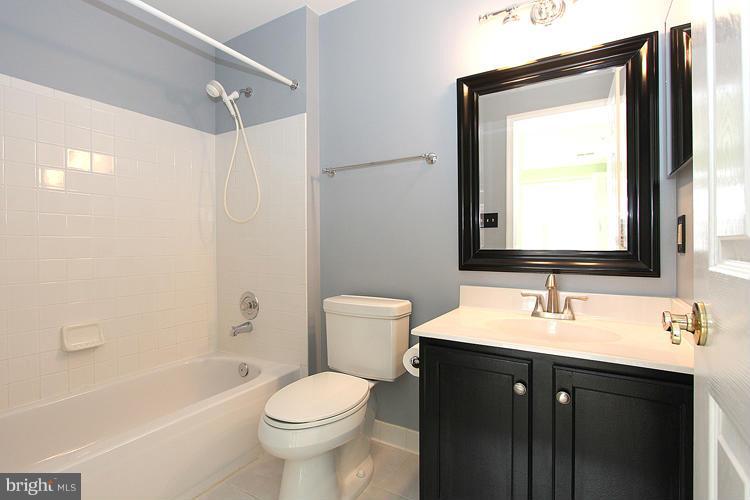415 Ridgepoint Place, Unit 24 Gaithersburg, MD 20878 - Photo 23 of 24 Bath