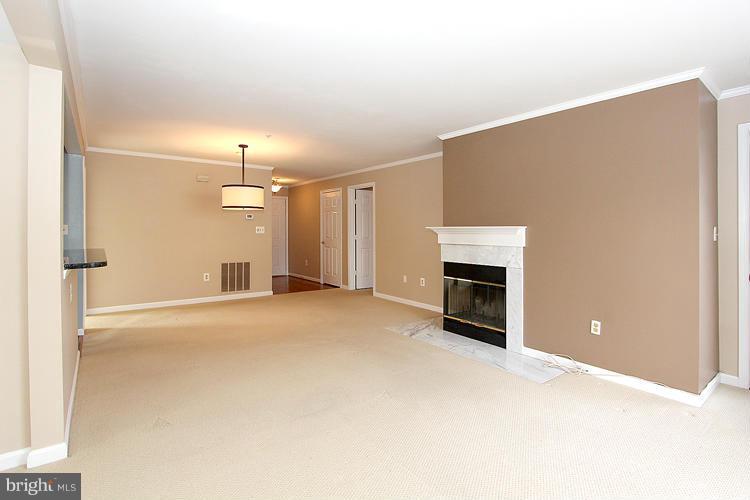 415 Ridgepoint Place, Unit 24 Gaithersburg, MD 20878 - Photo 5 of 24 Living Room
