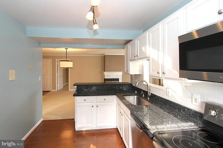 415 Ridgepoint Place, Unit 24 Gaithersburg, MD 20878 - Photo 9 of 24 Kitchen