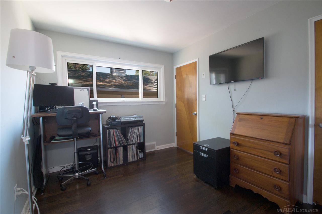 102 Normandy Road Royal Oak, MI 48073 - Photo 11 of 29 50045505-10.JPG