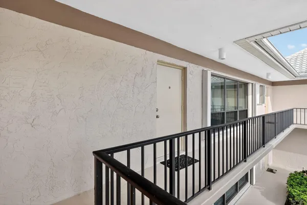 $359,900 | 16 Southeast Turtle Creek Drive, Unit E, Tequesta, FL 33469