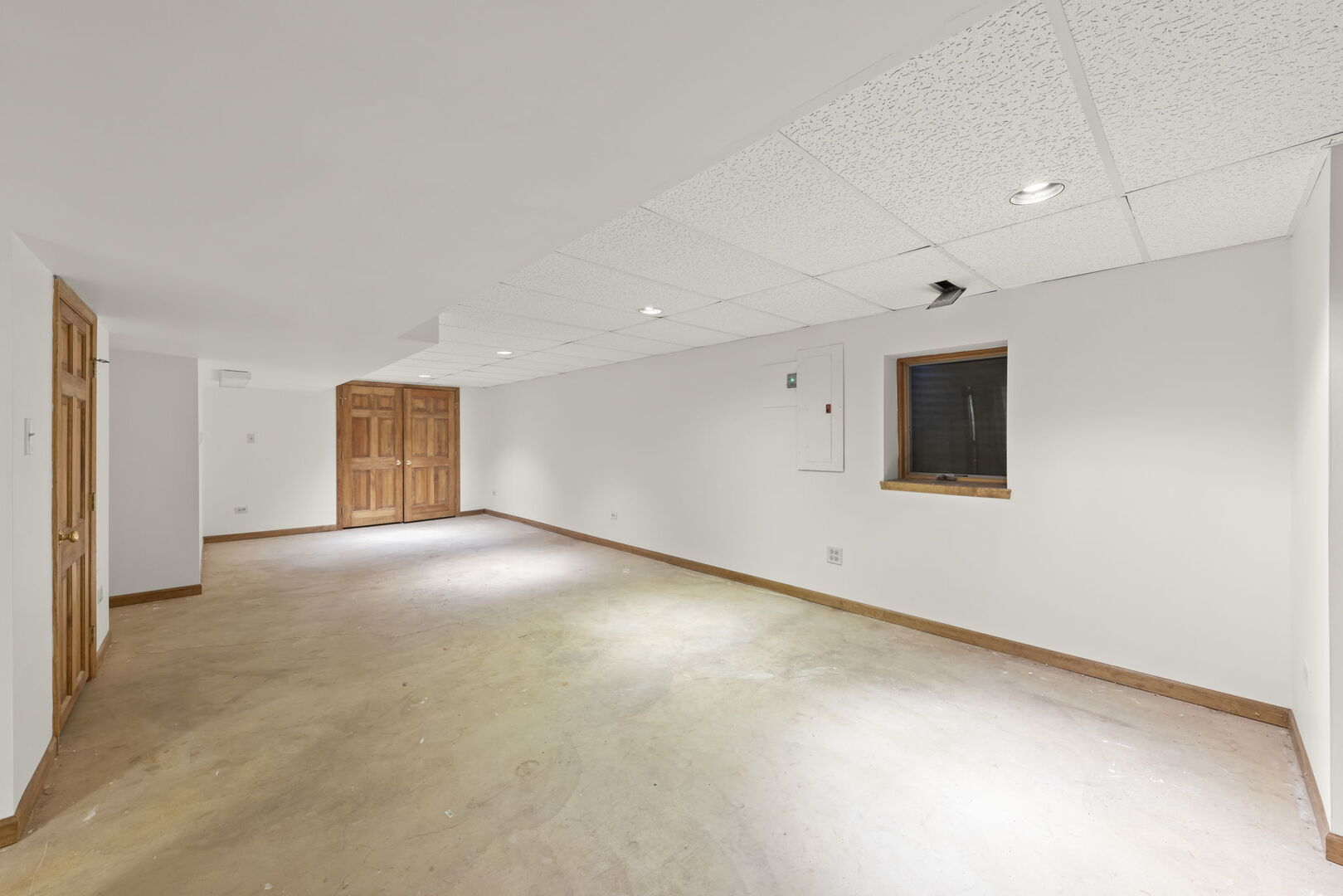 73 Venetian Way Circle Wheaton, IL 60189 - Photo 27 of 47 a view of an empty room with a window