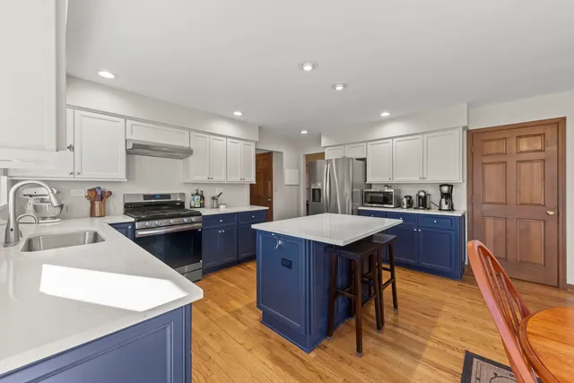 $750,000 | 73 Venetian Way Circle, Wheaton, IL 60189