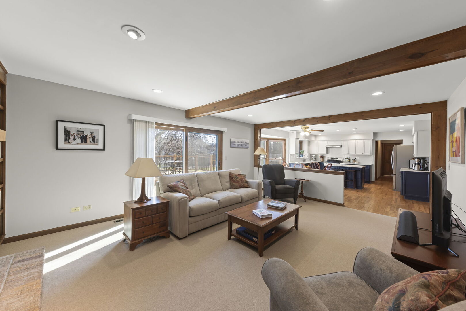 73 Venetian Way Circle Wheaton, IL 60189 - Photo 10 of 47 a living room with furniture and a large window