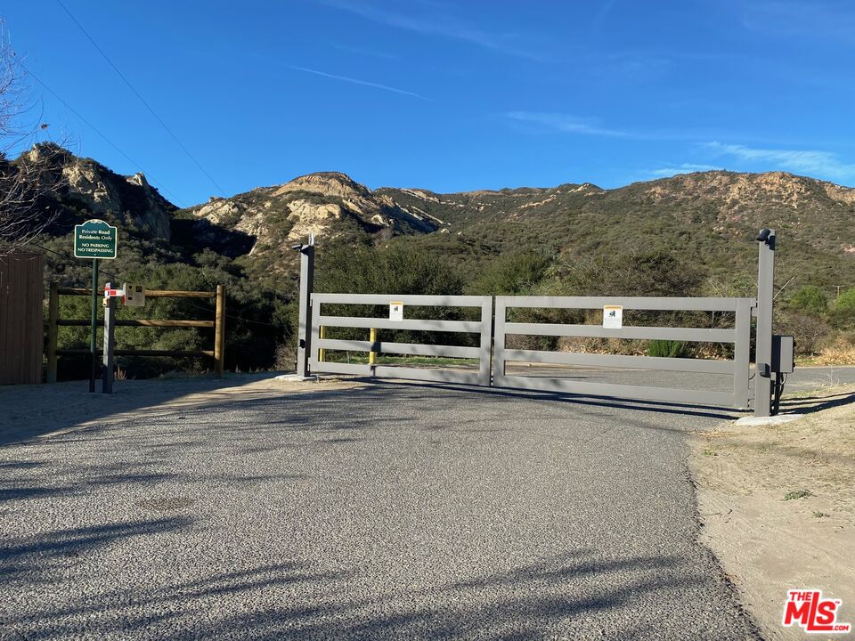 23629 Zuniga Road Topanga, CA 90290 - Photo 2 of 14