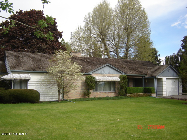 701 Pickens Road Yakima, WA 98908 - Photo 1 of 1 a front view of a house with a garden