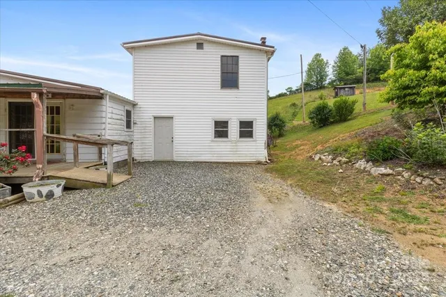 a view of a house with backyard and garden