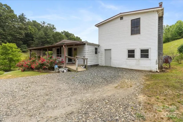 a view of a house with backyard and garden